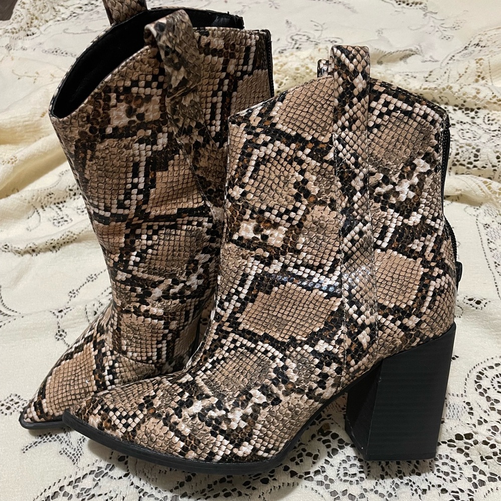 Stylish Snakeskin Heeled Boots